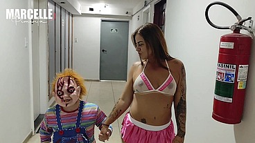 Anão safado conseguiu uma gostosa no carnaval e meteu com gosto nela