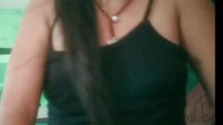 Eine kurvige, vollbusige Frau rammt sich ihren eigenen gierigen Hintern