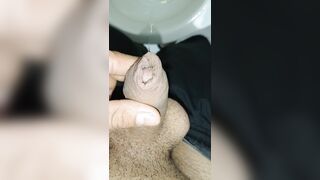 Отчаянный молодой человек писает, утренняя эрекция, крупный план