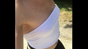 Et encore une petite balade exhib Viens avec moi dans le bois