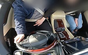 A frustrated married woman makes me ejaculate with a handjob while driving