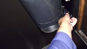 o negao tinha dois metros e era muito forte - comeu a esposa na cabine do swing na frente do corno - pt 3