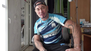 シドニー・カプリは、自家製アナルファックの後、ずさんなフェラチオ、アナル舐め、そして中出しでフィニッシュする残忍な行為をします