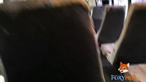 chupando una verga en el autobus y terminamos follando