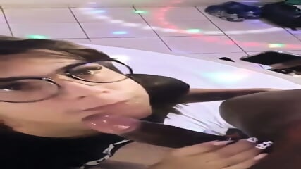 Nerd boqueteira mamando o dotado
