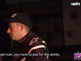 ¡Noche de Infidelidad! Pareja Discute en un Bar y Ella lo engaña con el Barman
