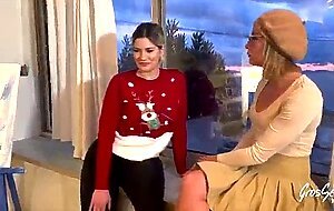 Rose et pam ont sorti leurs plus beaux godes