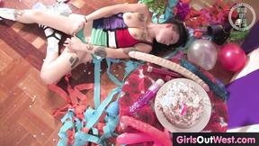 ”Punk babe gets intimate at a party & cums”