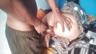 แฟนสาวชาวอินเดียหุ่นอวบอั๋นถูกชายผิวสีตัวใหญ่กระแทกทางทวารหนักอย่างรุนแรงในห้องน้ำ