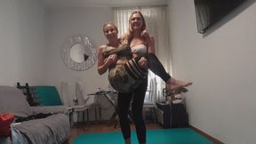 Pamela Strong e Ginger Kate lift&carry con solletico