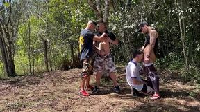 SURUBA NO MATO COM OS AMIGOS DA FACULDADE.