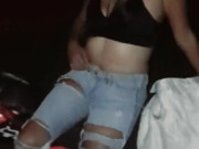 ella pierde la apuesta y me muestra sus partes íntimas