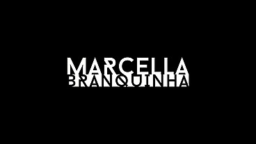 Toda sensualidade da gostosa Marcella Branquinha, brincando com seu consolo.