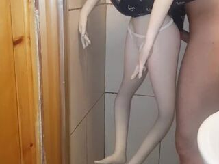Me meto a bañar y Nicole me sorprende con una mamada