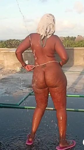 Big Booty Twerking Naked at the Rooftop