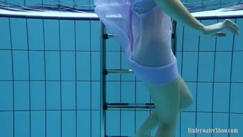 Aneta's Underwater Delight: Petite Teen (18+) Reveals Blackhair in Beachside Show