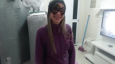 Provocando o entregador de pizza exibicionismo corno no banheiro