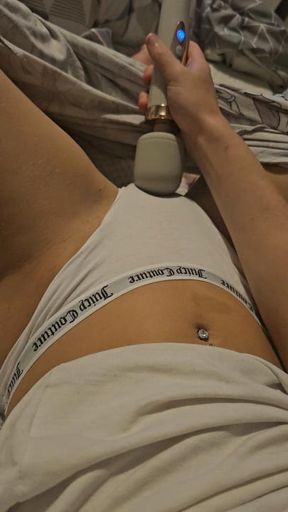 Rubbing my pussy and using my powerfully electric vibrator making my pussy so wet 💦💦