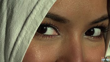Eyes with Hijab 4K