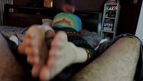 Deutscher Amateur Fußjob mit einem niedlichen nerdigen Mädchen