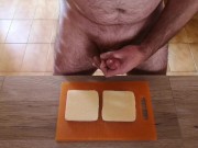 Cicci77 prepara dei tramezzini con lo sperma per i suoi amici!!
