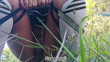 Fazendo Xixi no Mato escondido