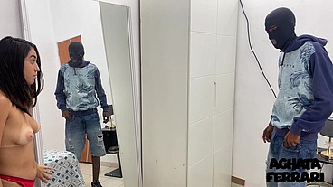 Ladrão pegou a novinha indefesa de jeito