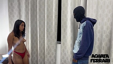 Ladrão pegou a novinha indefesa de jeito