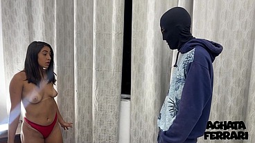 Ladrão pegou a novinha indefesa de jeito