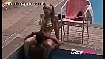 Caiu na net (Neg&atilde_o me chupando na piscina do clube) video completo no
