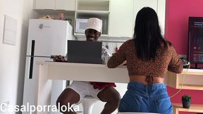 esposa safada tara seu marido na cozinha enquanto sua amiga distraida conversa com ele na cozinha