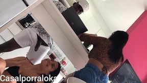 esposa safada tara seu marido na cozinha enquanto sua amiga distraida conversa com ele na cozinha