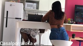esposa safada tara seu marido na cozinha enquanto sua amiga distraida conversa com ele na cozinha