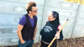 Duitse MILF zuigt een grote lul en krijgt er hard van.