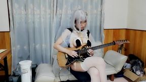 cosplay girl playing F-ZERO Bigblue on guitar