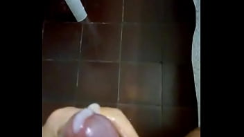 Batendo punheta e gozando Parte 02