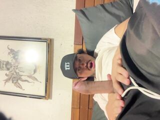 se masturba hasta venirse en su propio pecho