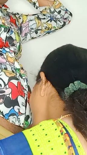 Electrition ka mota land komal lite thik kar raha tha   Clip 1