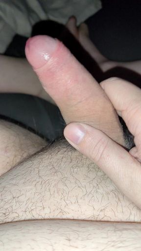 Horny amateur jerking off in bed
