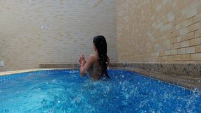 esposa heyya se refrescando na piscina !