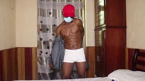 ce beau mec avec beau corps et une grosse bite s exhibe publiquement . il jouit abondement