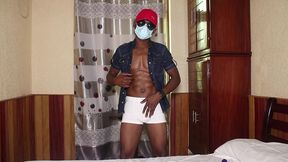 ce beau mec avec beau corps et une grosse bite s exhibe publiquement . il jouit abondement