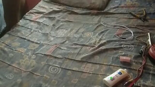 Masturbazione, cavalcata – primo piano pubblico di uno schiavo gay dilettante che si scopa il culo