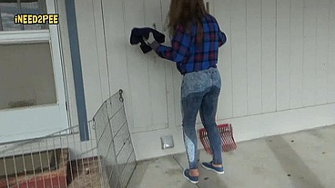 Cheyenne Jewel Pisses Her skintight Jeans