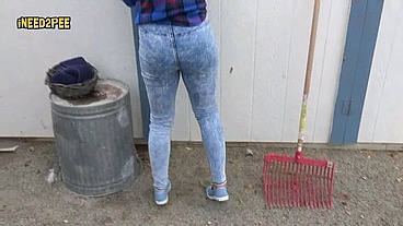 Cheyenne Jewel Pisses Her skintight Jeans
