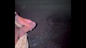 Mijando e provocando os caminhoneiros em rua publica