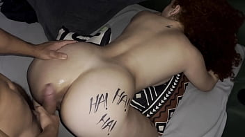 coloquei na ruiva de 4 enquanto ela brincava com brinquedo no cuzinho