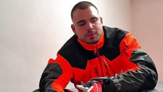 Blake, pria berotot berbulu lebat yang belum disunat, melakukan masturbasi pada lubang anusnya yang sempit sambil mengenakan seragam.