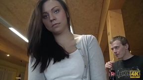 HUNT4K. Br&uuml_nette saugt Schwanz und gibt Muschi zum Bohren f&uuml_r Bargeld