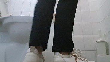 The toilet is occupied! 4K